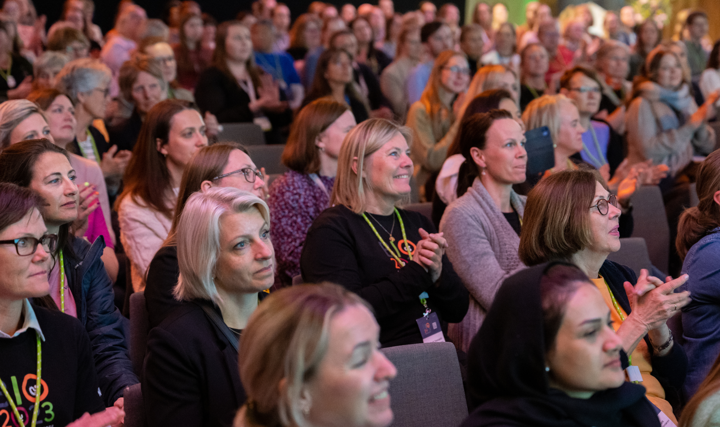 Mennesker som sitter i en konferansesal